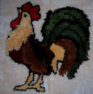VINTAGE LATCH HOOKED ROOSTER RUG IN VERY GOOD CONDITION 29 X 28