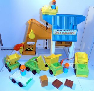 VINTAGE FISHER PRICE TOYS LITTLE PEOPLE LIFT AND LOAD 942 1977   12 