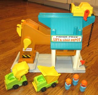 Vintage 1972 Fisher Price Lift and Load depot Little People #942