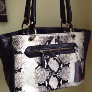 innue handbags in Handbags & Purses