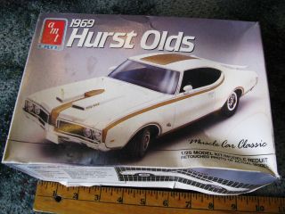   AMT 1969 Hurst Olds Muscle Car Classic 1/25 Scale Plastic Model Kit