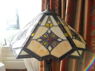   VINTAGE BRONZE STAND PYRAMID STAINED LEADED GLASS TIFFANY TABLE LAMP