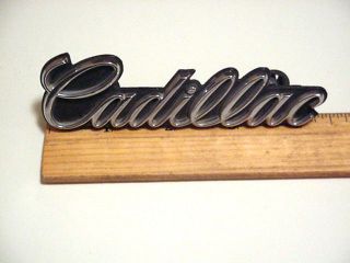 1990 / 1997 cadillac DEVILLE FLEETWOOD grille emblem gm #1624421