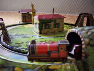 1920s LOVELY WIND UP TIN LTHO BING/GELY WORKING TRAIN PLATFORM