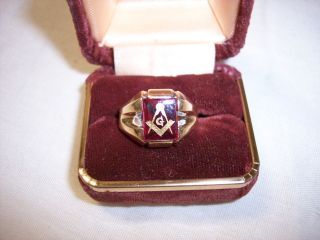 1960S VINTAGE 10K GOLD MASONIC RING WITH RED STONE
