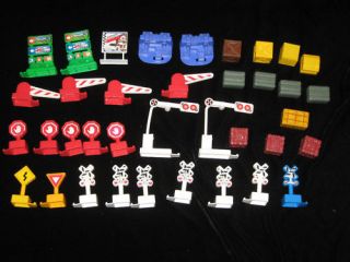 LOT FISHER PRICE GEOTRAX SIGNS CROSSING GATE LAMP ETC.