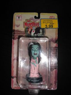 LITTLE BIG HEADS LILY MUNSTER BY SIDESHOW   NEW IN PACKAGE   MUNSTERS