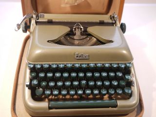 Erika Portable Typewriter Immaculate Condition Eastern Block
