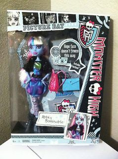 Monster High Doll Picture Day Abbey Bominable w/ Fearbook Brand NEW In 