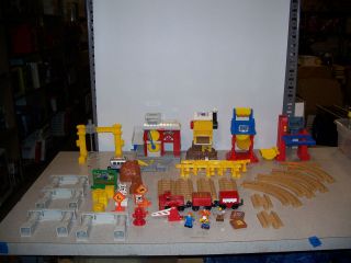 FISHER PRICE GEOTRAX LOT TRAIN TRACK CONSTRUCTION SET 46 PC PEOPLE LOT 