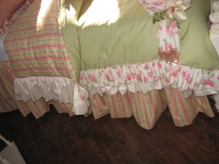 BOLSTER PILLOW AND DUST SKIRT LABOR ON ANOTHER AUCTION. **** .