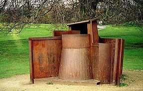 Sir Anthony Caro , Dream City (1996), rusting steel, at the 