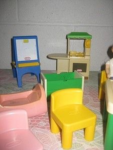   TIKES DOLL HOUSE FURNITURE PEOPLE FAMILY BABY TV EASEL COUCH CHAIR LOT