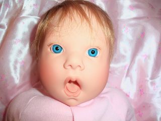 LEE MIDDLETON 1994 BEAUTIFIL BLONDE BLUE EYE GIRL BABY DOLL LOOKS REAL