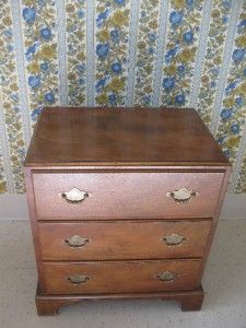   Furniture Circa 1776 Style Chairside Bachelor Chest 3 Drawers