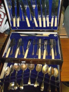 Cutlery canteen VINERS 62 pieces silver plated in oak wood case