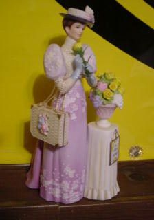 Mrs Albee 2001 Avon Award Figurine