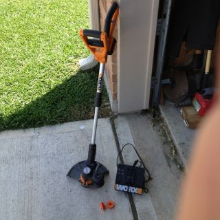 Weedeater Worx Brand Battery Powered Trimmer Edger W charger