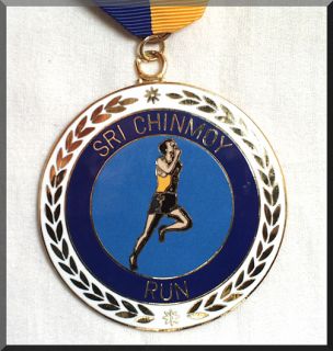 YOURE VIEWING ONERUNNING GOLD AND ENAMEL MEDAL (SRI CHINMOY RUN) AND 
