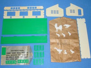 Louis Marx Plastic Chicken Coop with Accessories White Walls Green