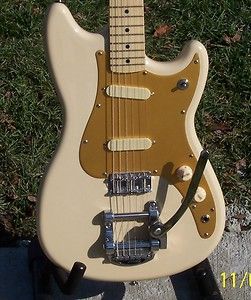 Squier Duo Sonic Classic Vibe w Bigsby Vibrato hard shell case made by