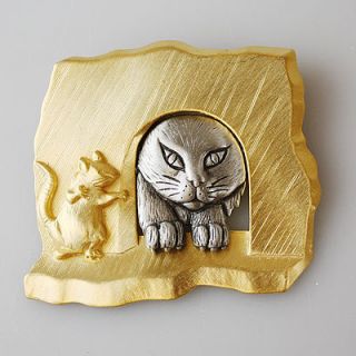  VINTAGE CAT CREEPING AROUND THE CORNER TO FIND A MOUSE EEK BROOCH PIN