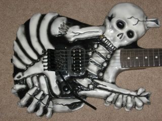  George Lynch Skull 'N Bones Guitar