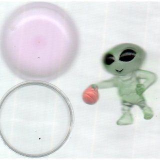 25 Cent Machine Toy GREEN MARTIAN PLAYING BASKETBALL IN