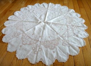  VICTORIAN CROCHETED ROUND TABLE CENTERPIECE DOILY 27 inch A MONOGRAM