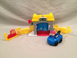 Little People GARAGE CAR WASH, GAS STATION LOT FROM FISHER PRICE THINK