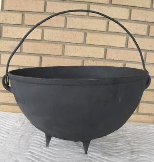 ANTIQUE LARGE CAST IRON FOOTED 12 GAL KETTLE BEAN COWBOY CAMP FIRE