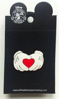 Claddagh Ring Two Mickey Mouse Hands Holding A Heart Disney Pin New