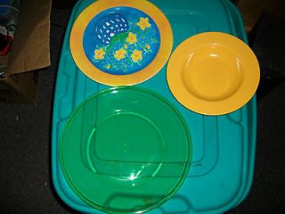 EIGHT GREEN PLASTIC OUTDOOR DINNER PLATES OR CHARGERS